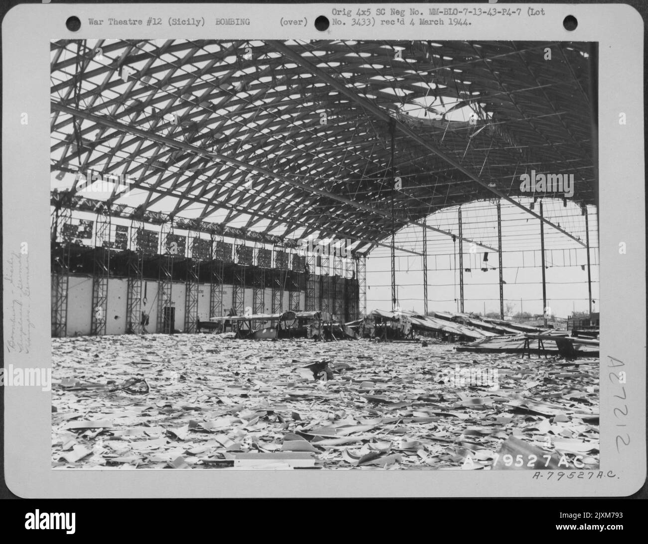 Avions et hangar allemands endommagés à l'aéroport de Comiso en Sicile. 13 juillet 1943. Banque D'Images