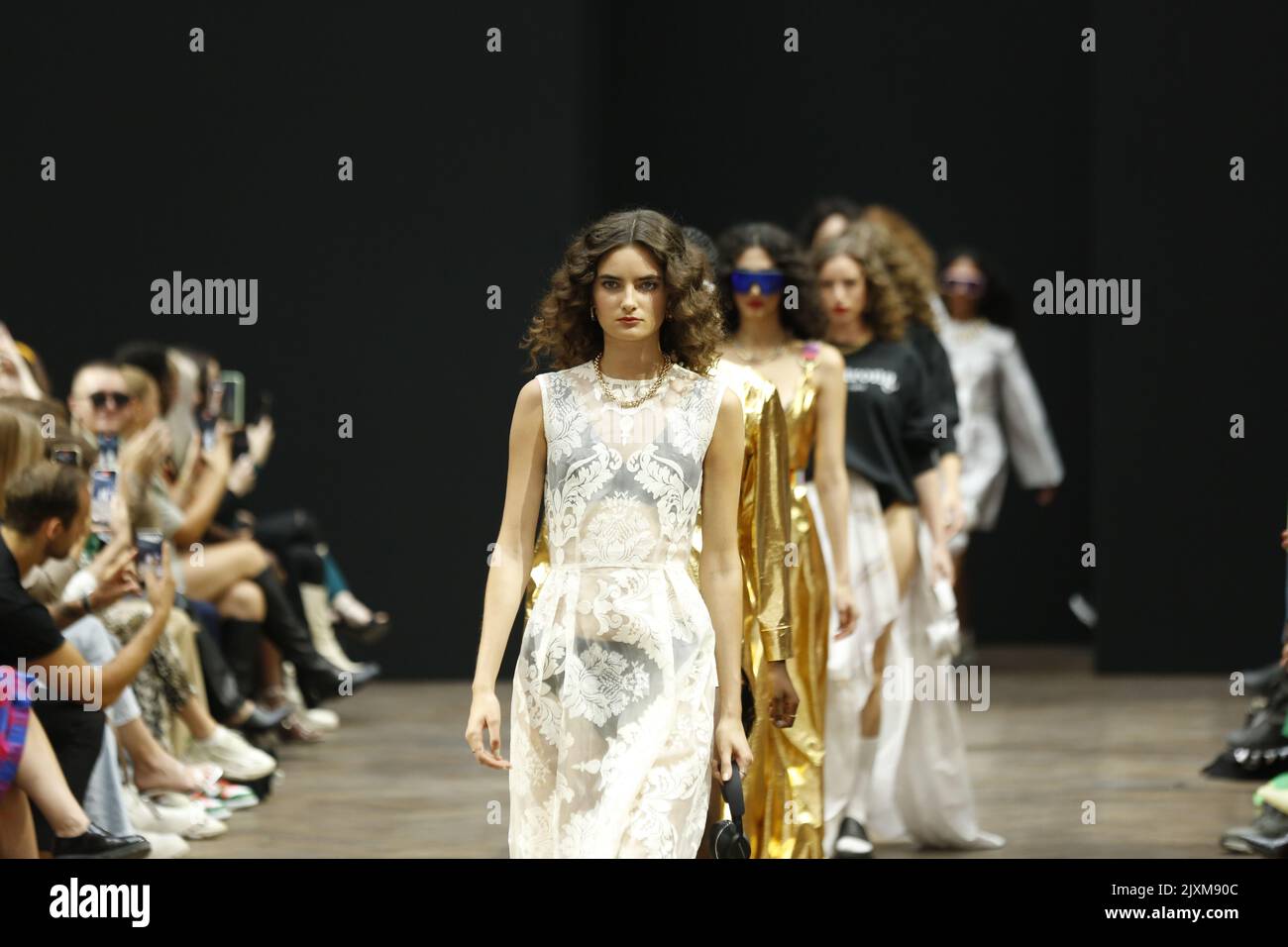 09/07/2022, Berlin, Allemagne, des modèles parcourent la piste du Rebekka Ruétz lors de la Mercedes-Benz Fashion week Berlin printemps/été 2023 à l'hôtel Telegraphenamt sur 7 septembre 2022 à Berlin, Allemagne. Banque D'Images