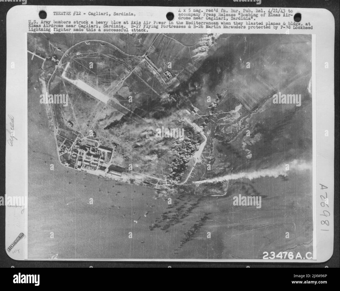 Un bombardier de l'armée américaine a frappé l'Axis Air Power dans le Mediteranean lorsqu'il a lancé des avions et des bondes. À l'aérodrome d'Elmas près de Cagliari, en Sardaigne. B-17 forteresses volantes et B-26 Martin Marauders protégés par P-38 Lockheed Lightning Banque D'Images