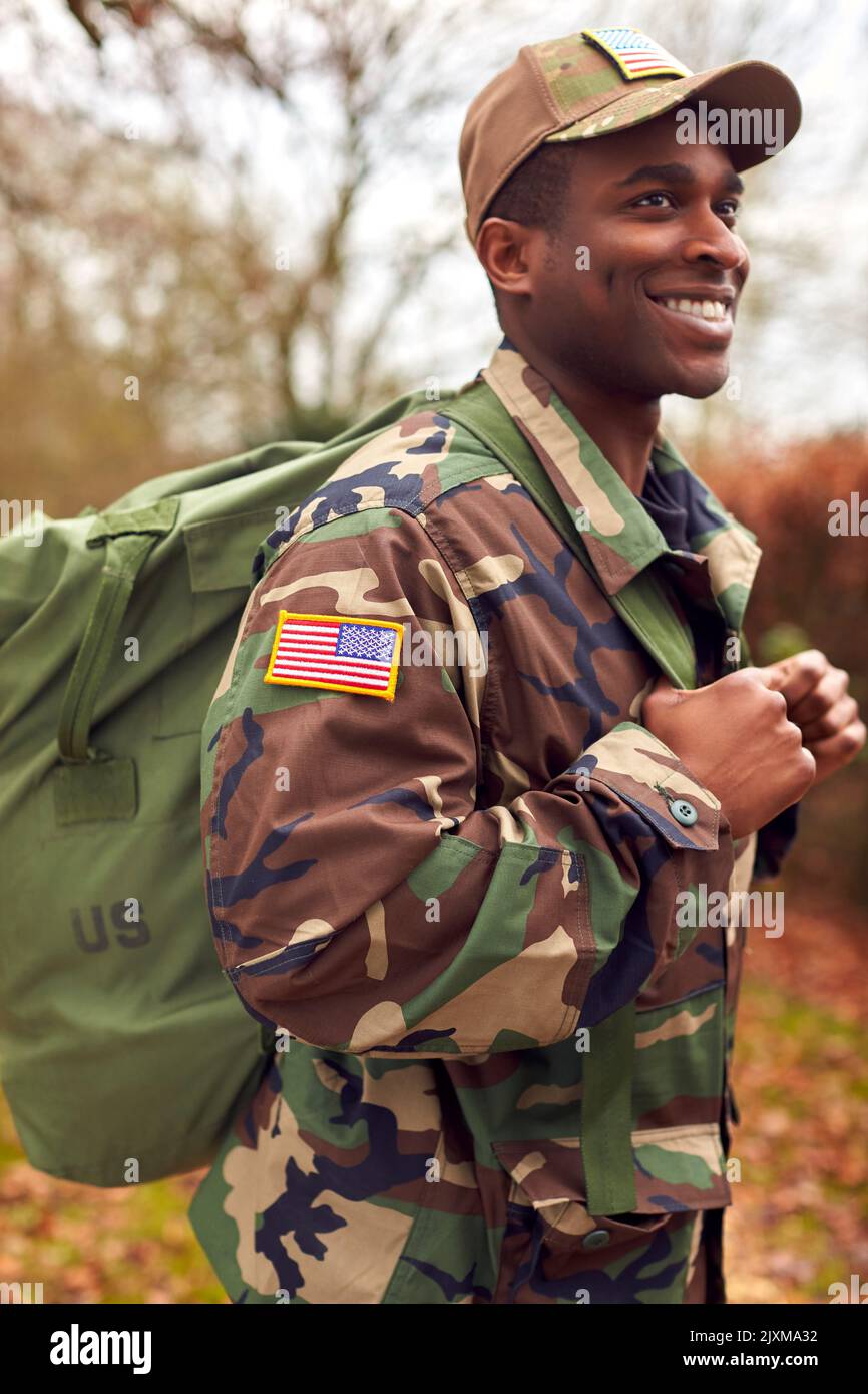 Drapeau américain sur l'uniforme de soldat transportant le sac à Kitbag revenant à la maison sur congé Banque D'Images