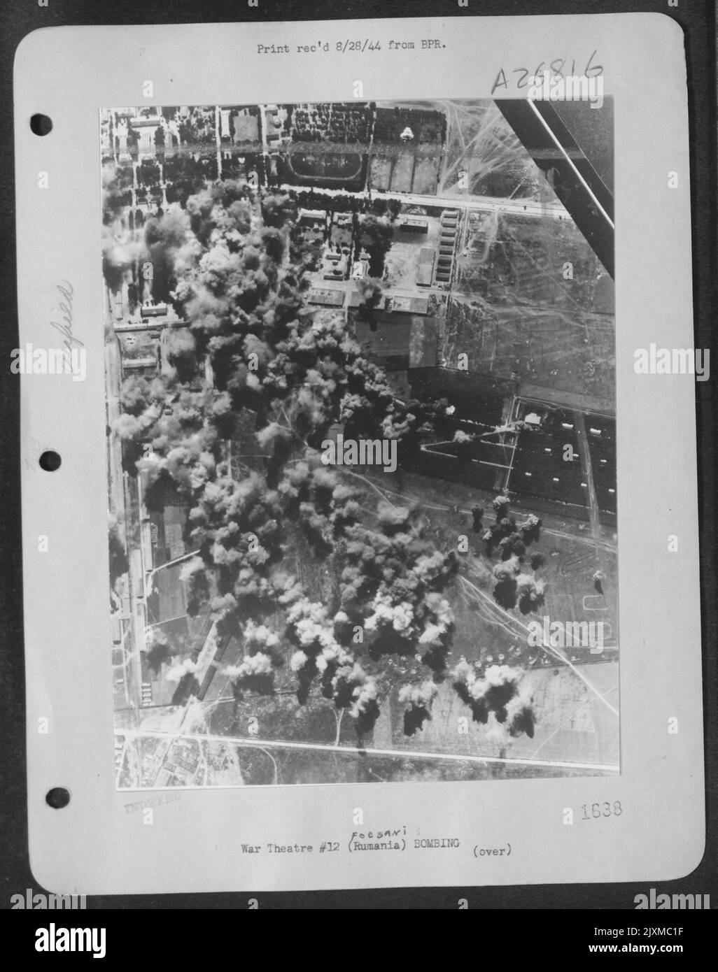 L'aérodrome de Focsani, une importante base de Luftwaffe en Roumanie près du front russe, est bombardé de plus de 200 tonnes par une équipe spéciale de bombardiers américains opérant à partir de bases en Russie, au 11 juin 1944. Banque D'Images