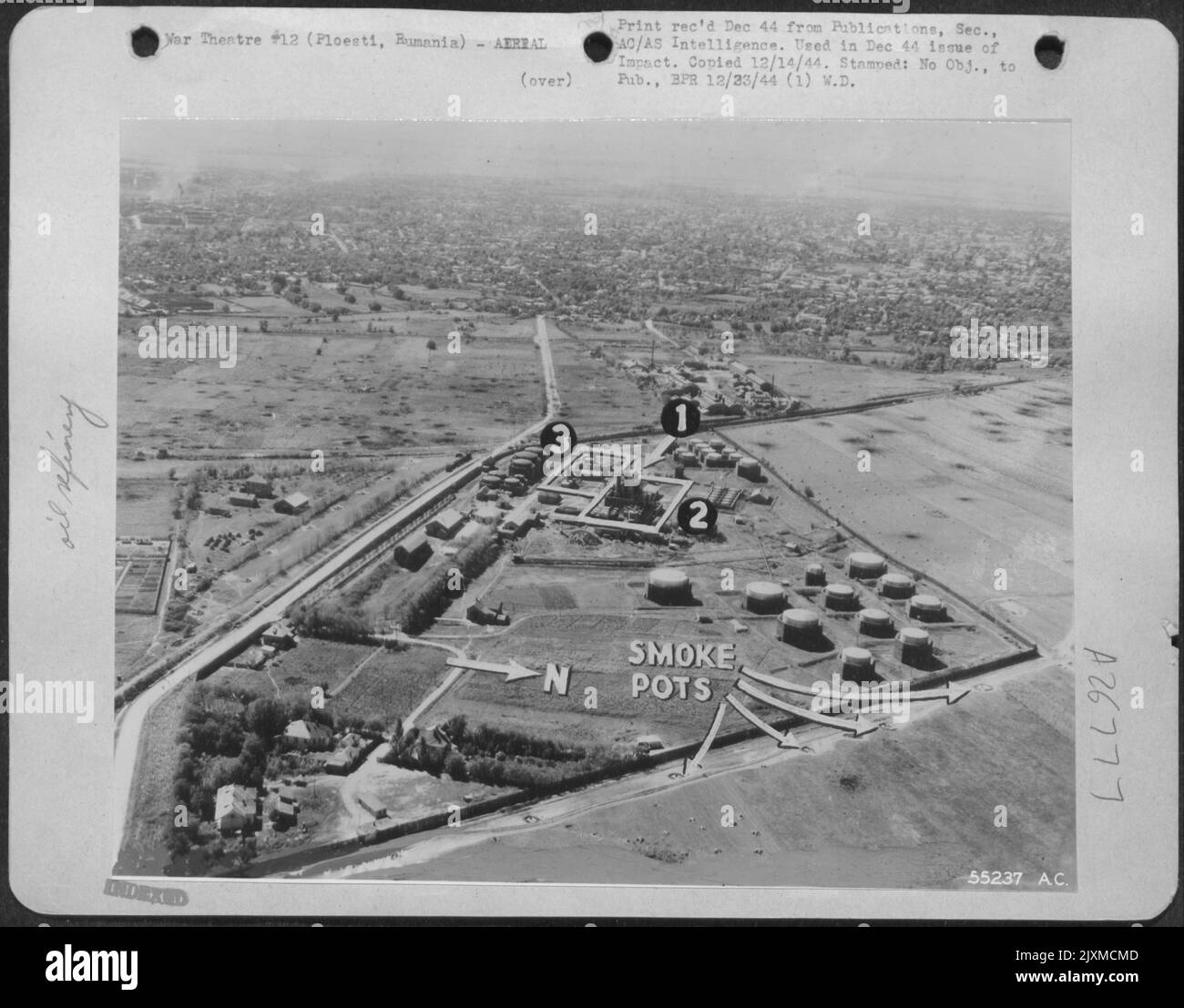 Ploesti, Roumanie) photo oblique de la raffinerie de pétrole Dacia Romana montre la chaudière (1), l'usine de distillation (2), l'usine de benzine (3). Cinq des 2 000 pots de fumée sont visibles. Banque D'Images