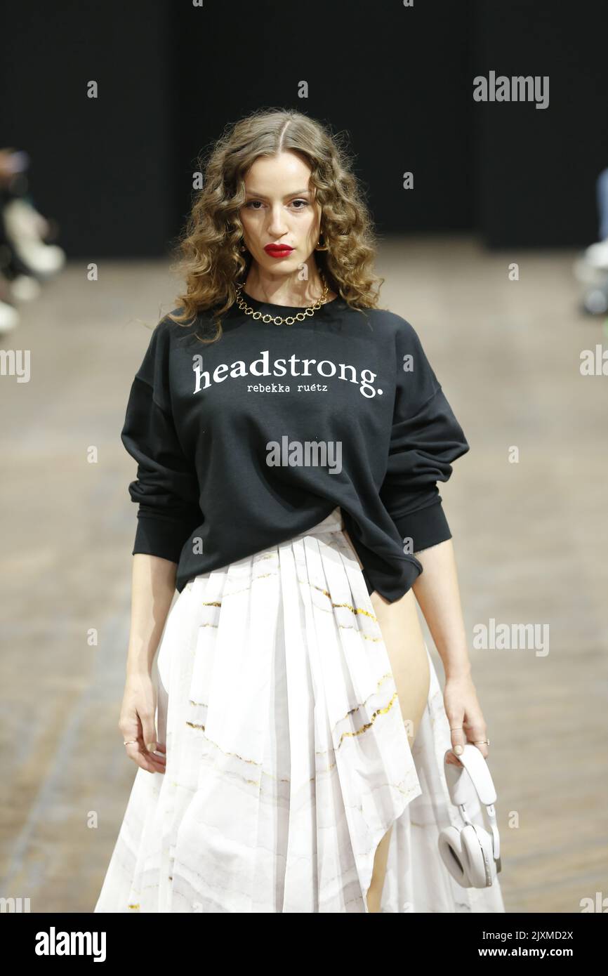 09/07/2022, Berlin, Allemagne, des modèles parcourent la piste du Rebekka Ruétz lors de la Mercedes-Benz Fashion week Berlin printemps/été 2023 à l'hôtel Telegraphenamt sur 7 septembre 2022 à Berlin, Allemagne. Banque D'Images