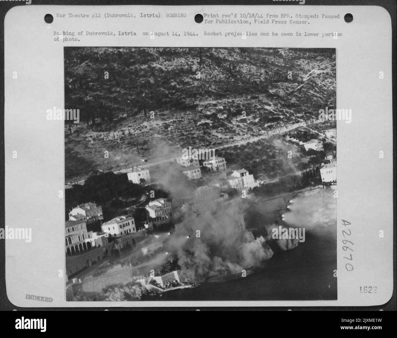 Bombardement de Dubrovnik, Istrie sur 14 août 1944. Les projectiles de fusée peuvent être vus dans la partie inférieure de la photo. Banque D'Images