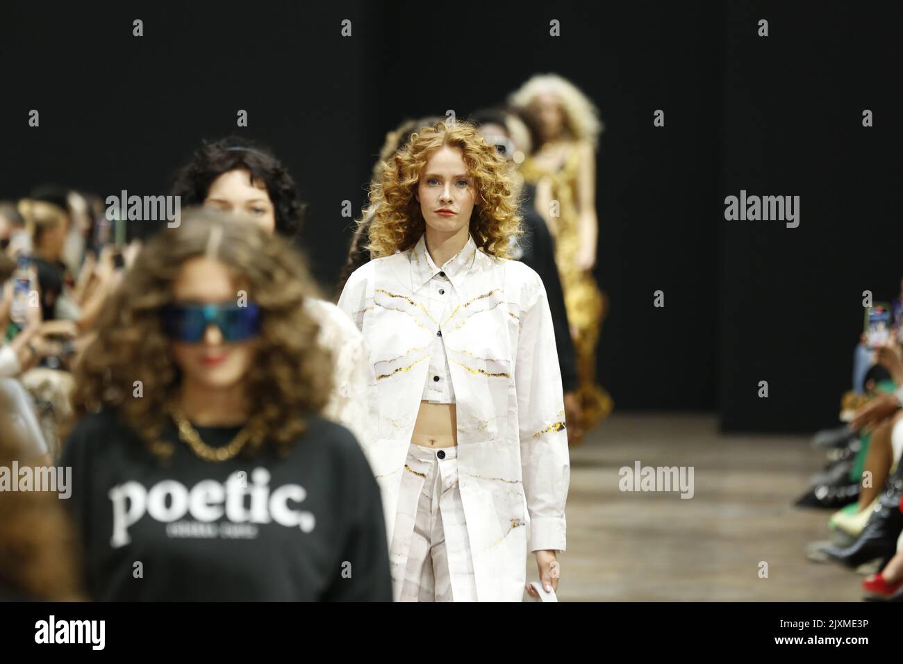 09/07/2022, Berlin, Allemagne, des modèles parcourent la piste du Rebekka Ruétz lors de la Mercedes-Benz Fashion week Berlin printemps/été 2023 à l'hôtel Telegraphenamt sur 7 septembre 2022 à Berlin, Allemagne. Banque D'Images