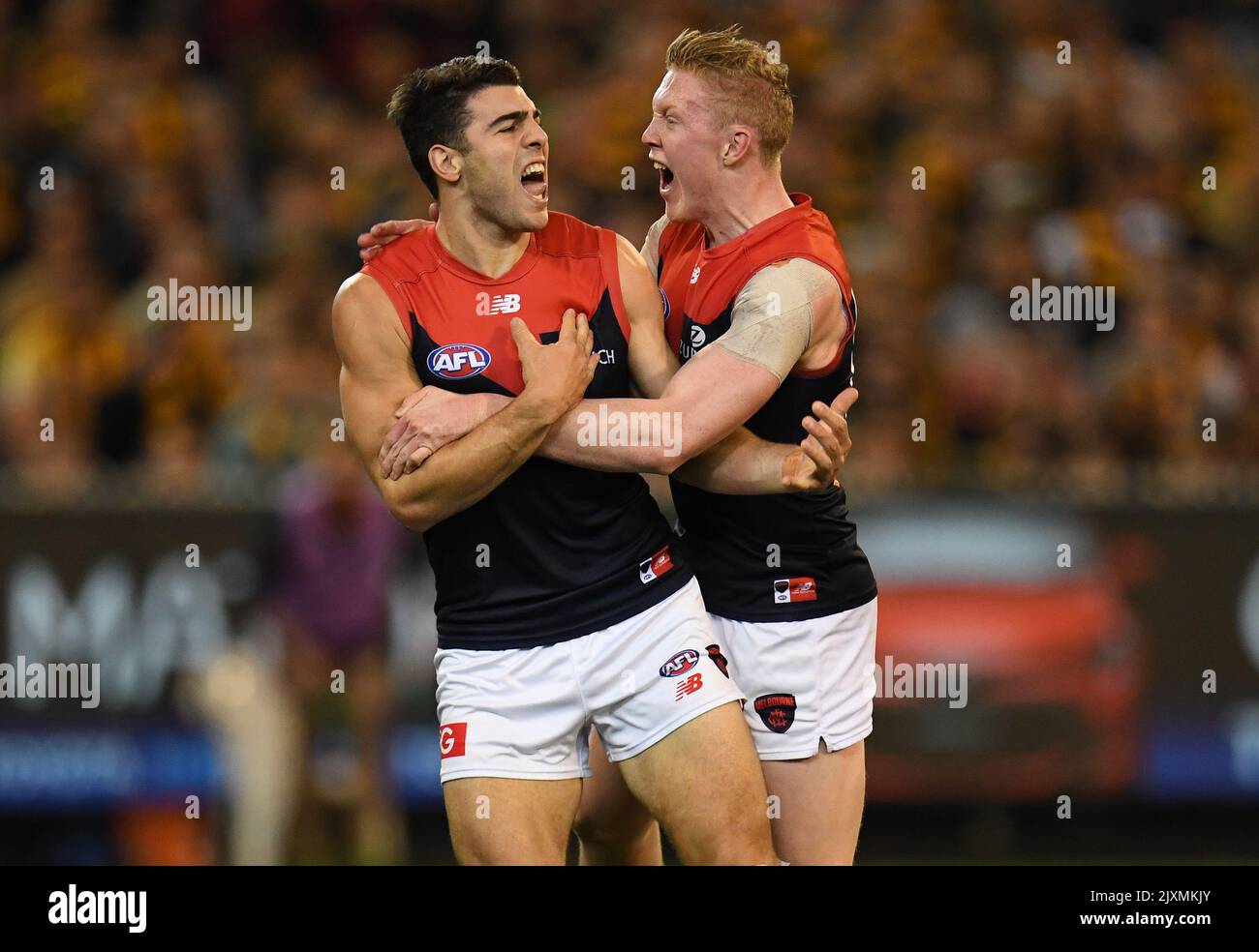 Christian Petracca (à gauche) et Clayton Oliver, des démons, réagissent après que Petracca ait donné un coup de pied à un but lors de la première demi-finale entre les Hawthorn Hawks et les démons de Melbourne dans la semaine 2 de la série finale de l'AFL au MCG à Melbourne, vendredi, 14 septembre 2018. (Image AAP/Julian Smith) Banque D'Images