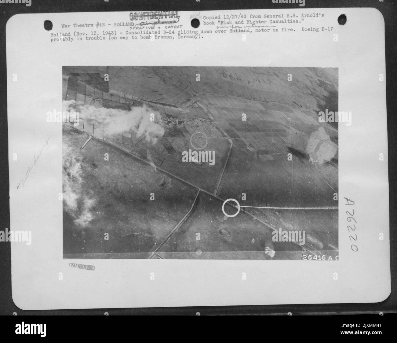 Pays-Bas (nov 13, 1943)-Consolidated B-24 glisse au-dessus de la Hollande, moteur en feu. Boeing B-17 probablement en difficulté (en route pour bombarder Brême, Allemagne). Banque D'Images
