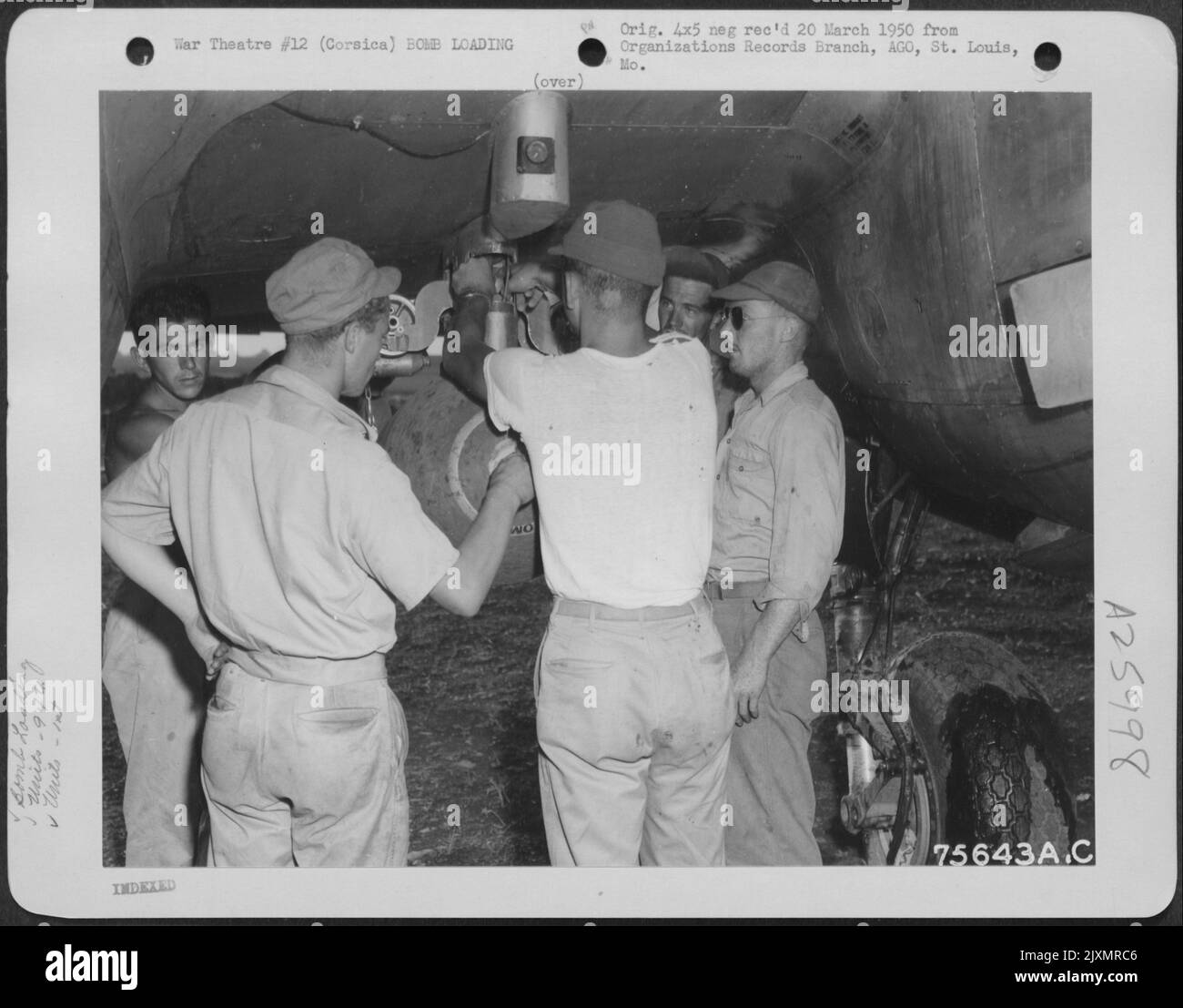 Des membres du 94th Fighter Squadron, 1st Fighter Group en Corse, attaquent une bombe sous l'aile d'un Lockheed P-38. Banque D'Images