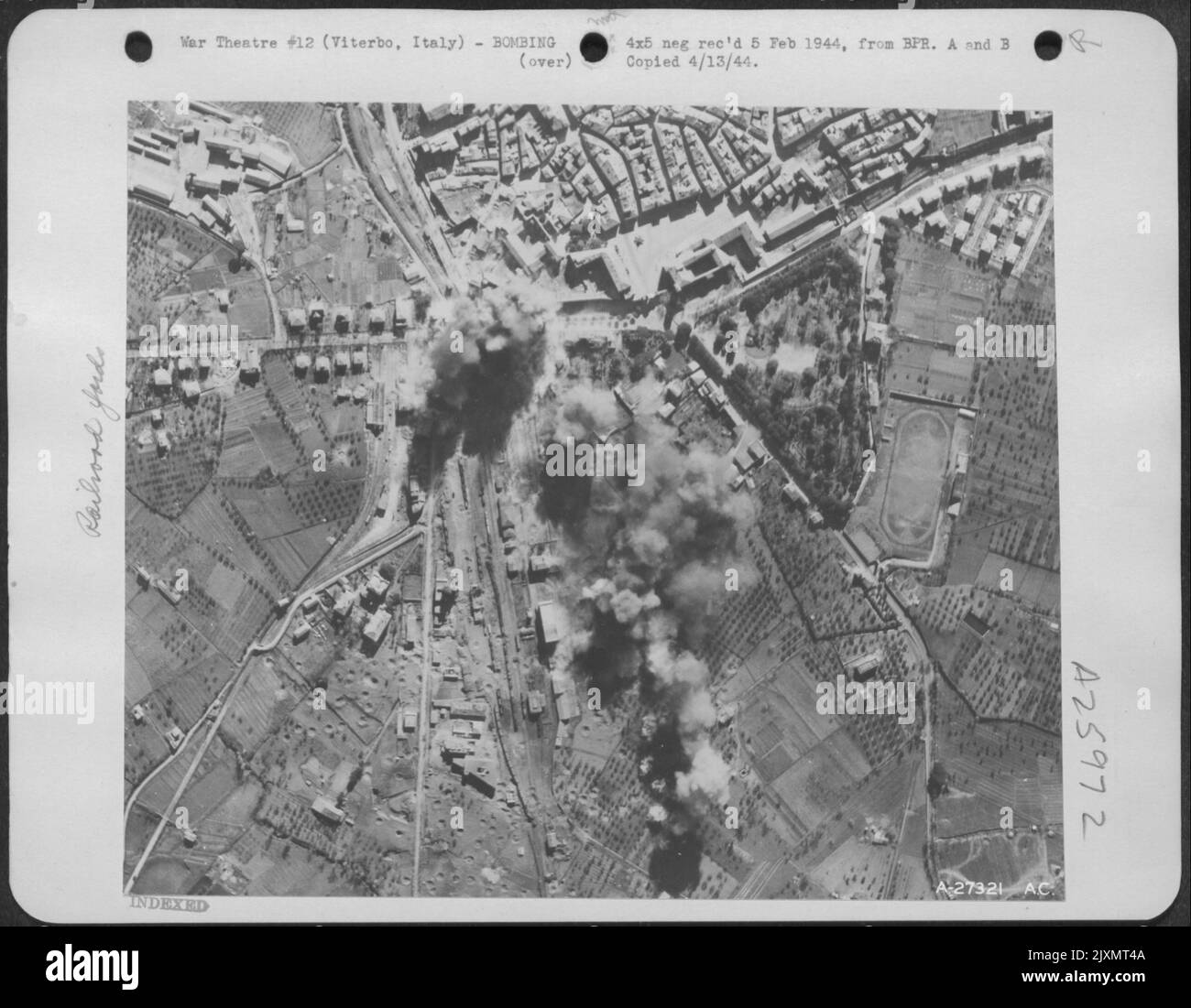 Les bombes des Maraudeurs B-26 de l'AAF 12th ont frappé le point de starter dans les cours de marshalling Viterbo lors d'un RAID récent. Banque D'Images