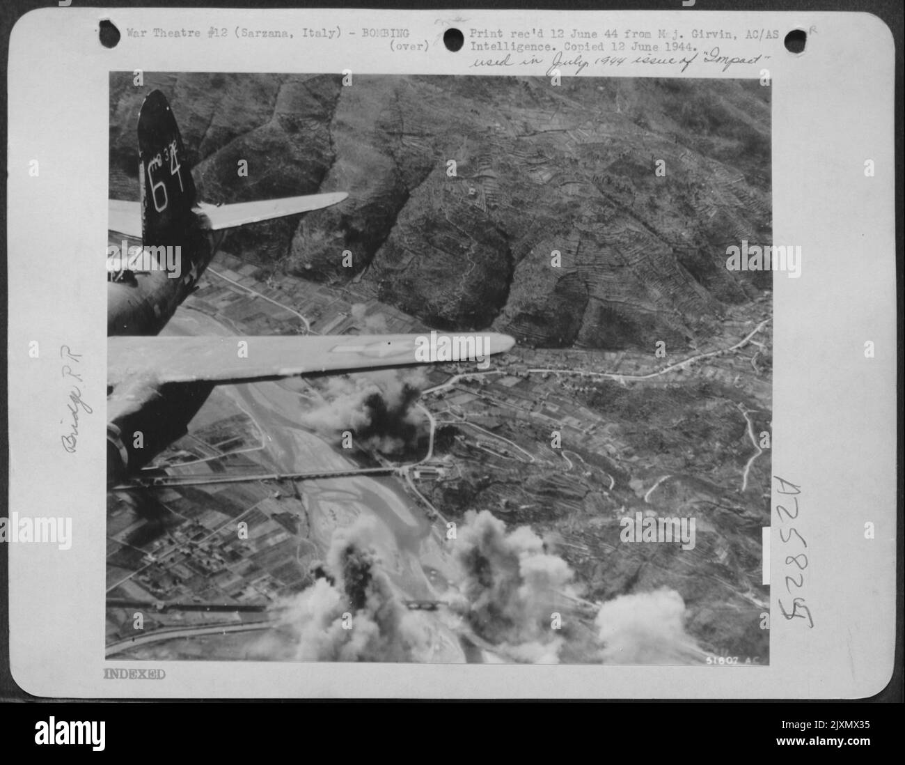 OPÉRATION 'TRANGLE' - mais la mission principale de la Force aérienne tactique en avril était de couper et de maintenir couper toutes les lignes de chemin de fer à Rome. Ici, le B-26 de Martin brise le pont à Sarzana, juste en dessous de Spezia sur la côte ouest de l'Italie. Banque D'Images