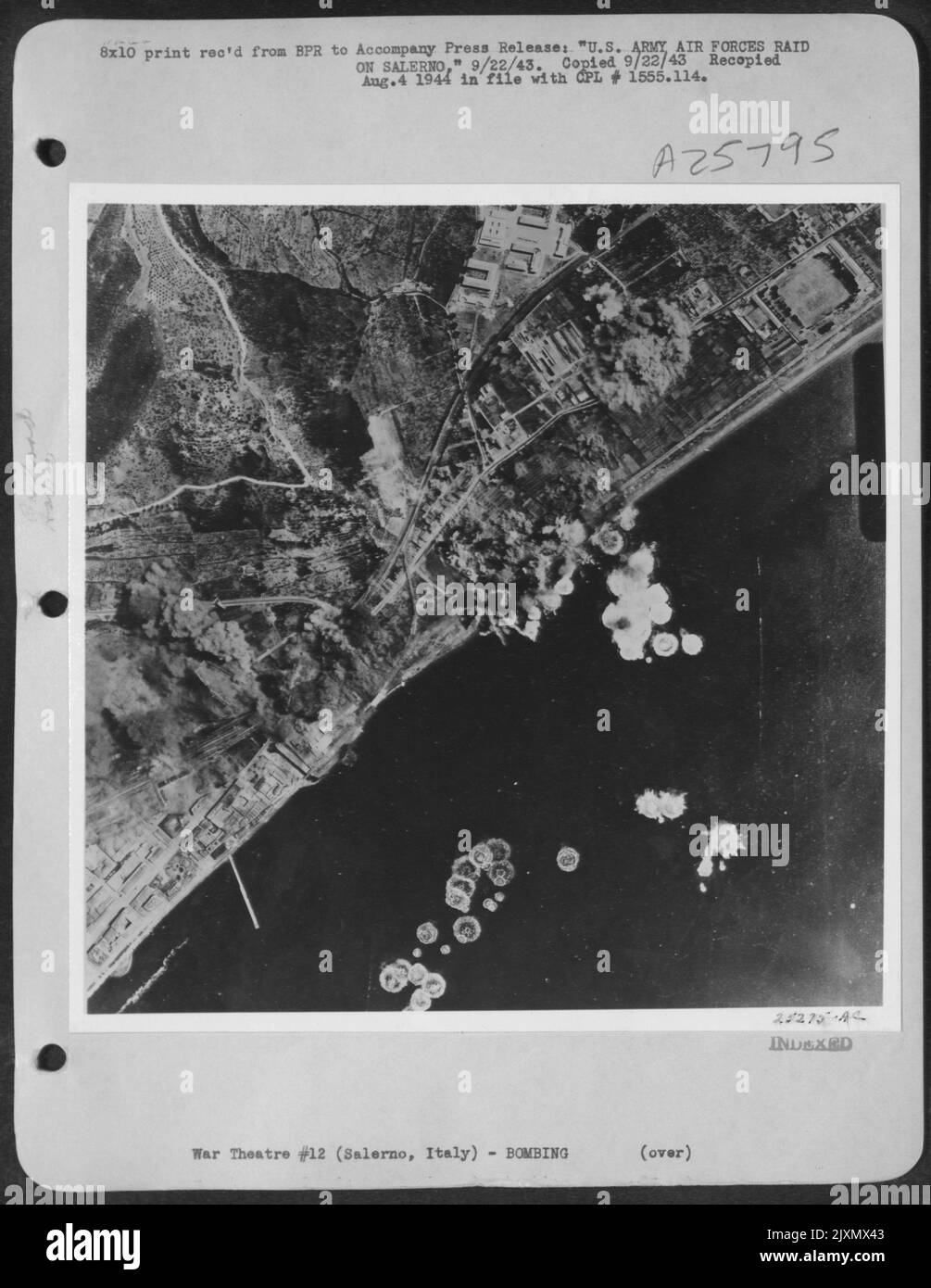 Dans le processus d'adoucissement qui a précédé l'invasion de l'Armée de terre de 5th à Salerne, Martin B-26 Marauders de l'Armée de l'Air de 12th a participé à cette mission contre le port italien. Escortés par les combattants de Mustang, les bombardiers ont affronté leur charge mortelle Banque D'Images