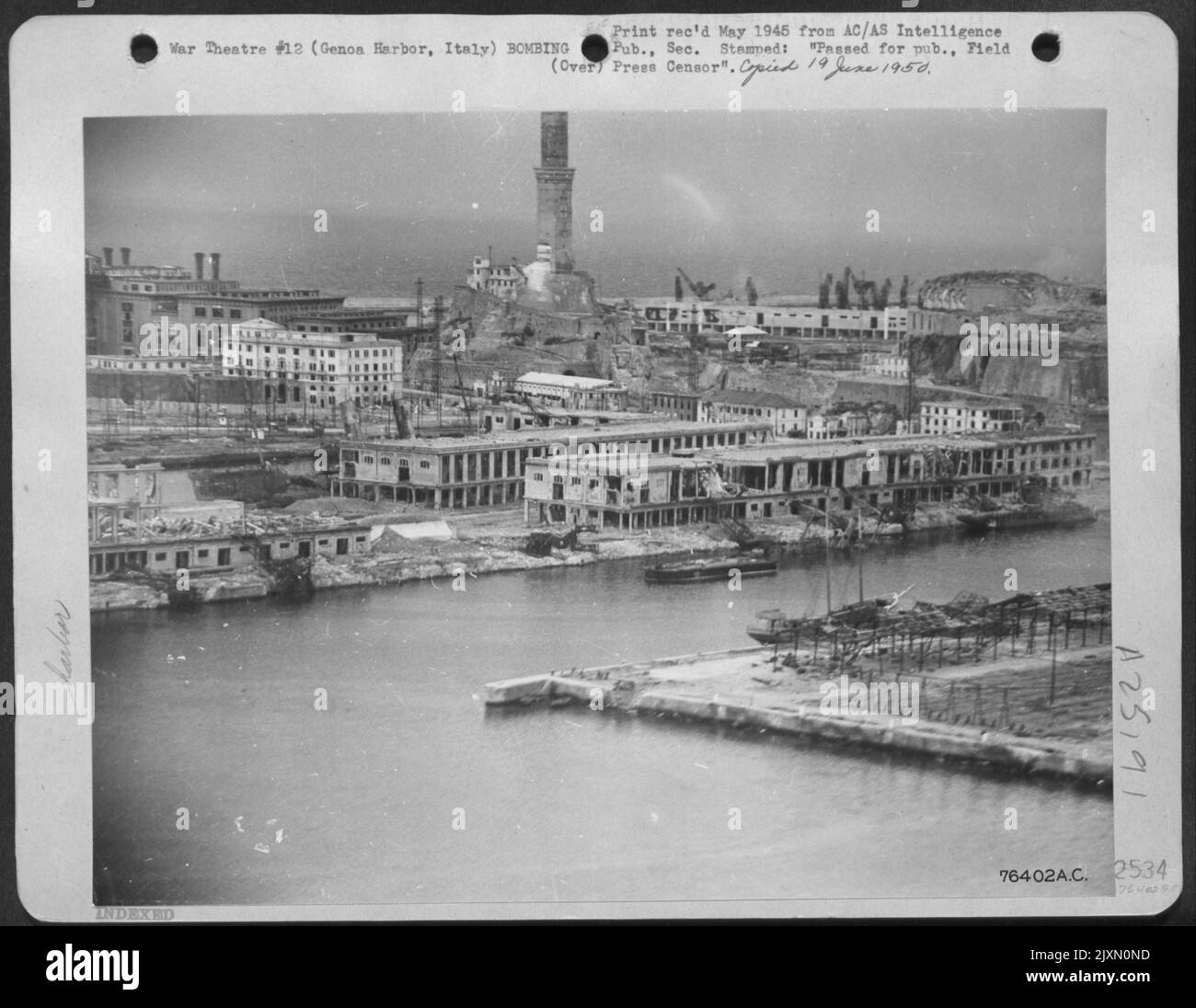 Port de Gênes, Italie, bombardé par 12th avions de la Force aérienne, et rendu inutile à l'ennemi longtemps avant l'occupation de la ville par les troupes alliées. Banque D'Images