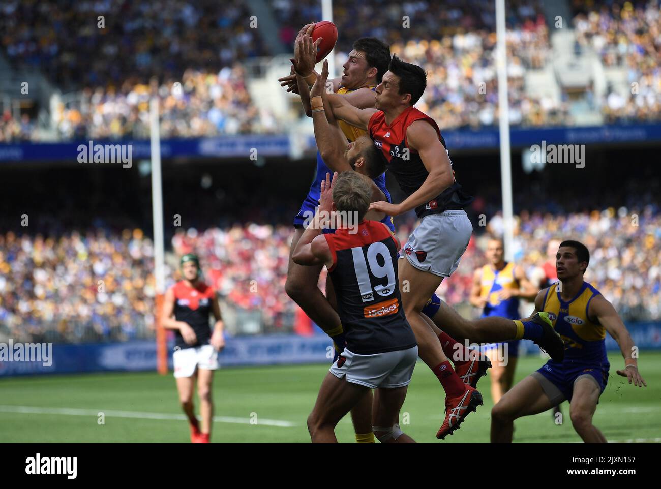 Jeremy McGovern des Eagles (à gauche) et Sam Weideman des démons (troisième à partir de la gauche) se disputent lors de la deuxième finale préliminaire entre les Eagles de la côte ouest et les démons de Melbourne au stade Optus à Perth, samedi, 22 septembre 2018. (Image AAP/Julian Smith) Banque D'Images