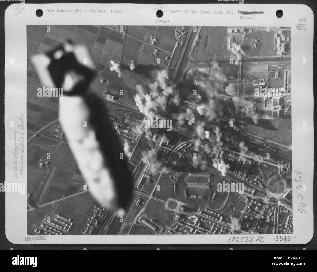 Une communication ferroviaire vitale de l'axe a été écrasée alors que Boeing B-17 'forteresses volantes' de l'AAF 15th a largué 200 tonnes de bombes sur Ferrara, Italie, le 29 décembre cette photo a été prise par Un avion dans la première formation de bombardiers lourds sur la cible, et S Banque D'Images