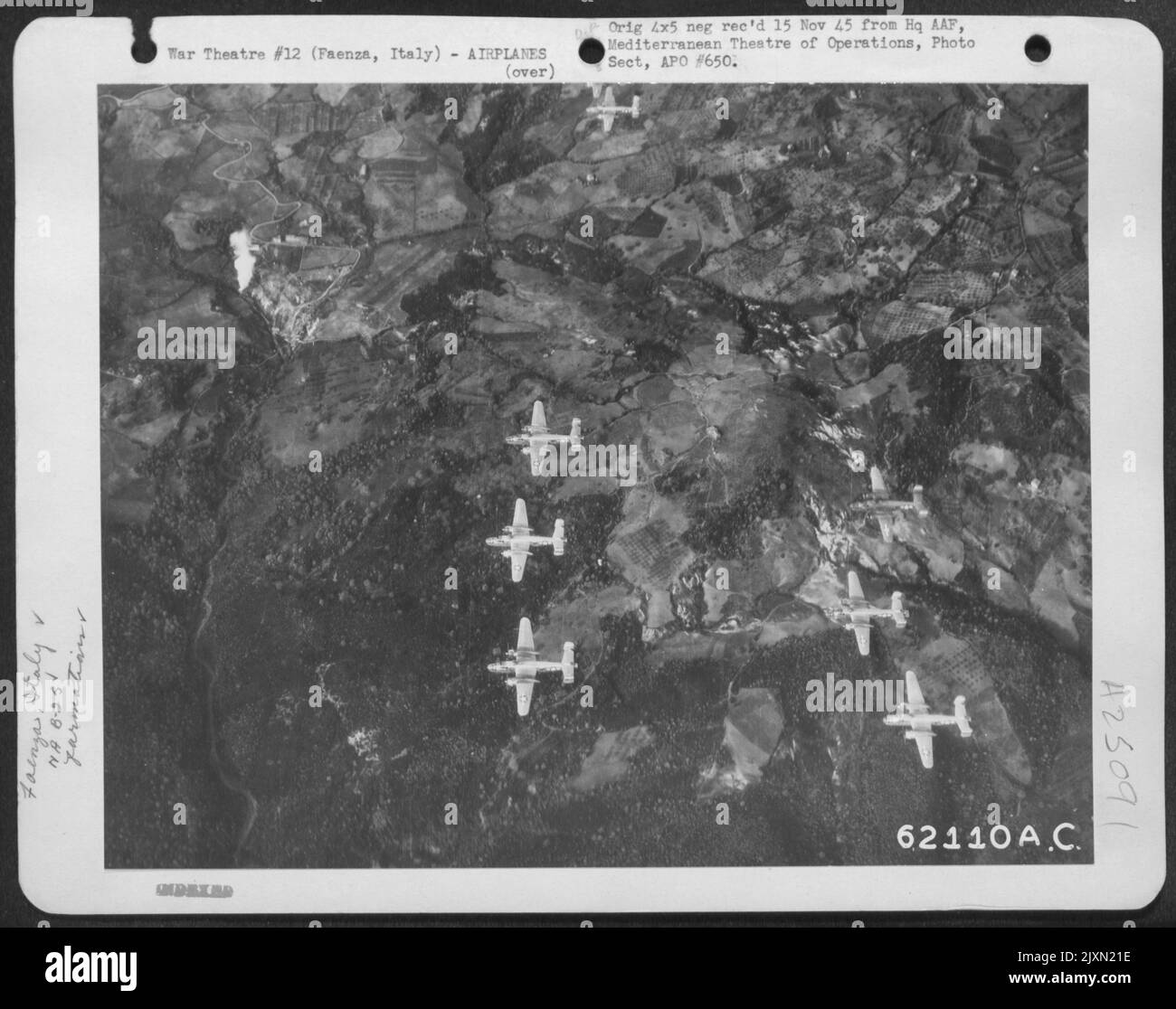 Vol presque Wing-Tip à Wing-Tip, six North American B-25 Mitchells survolez Une zone fortifiée au sud de Faenza, Italie, le 24 novembre 1944. Des bombes anti-personnel ont été larguées sur les troupes et les armes allemandes peu après la prise de cette photo. La fragmentation B Banque D'Images