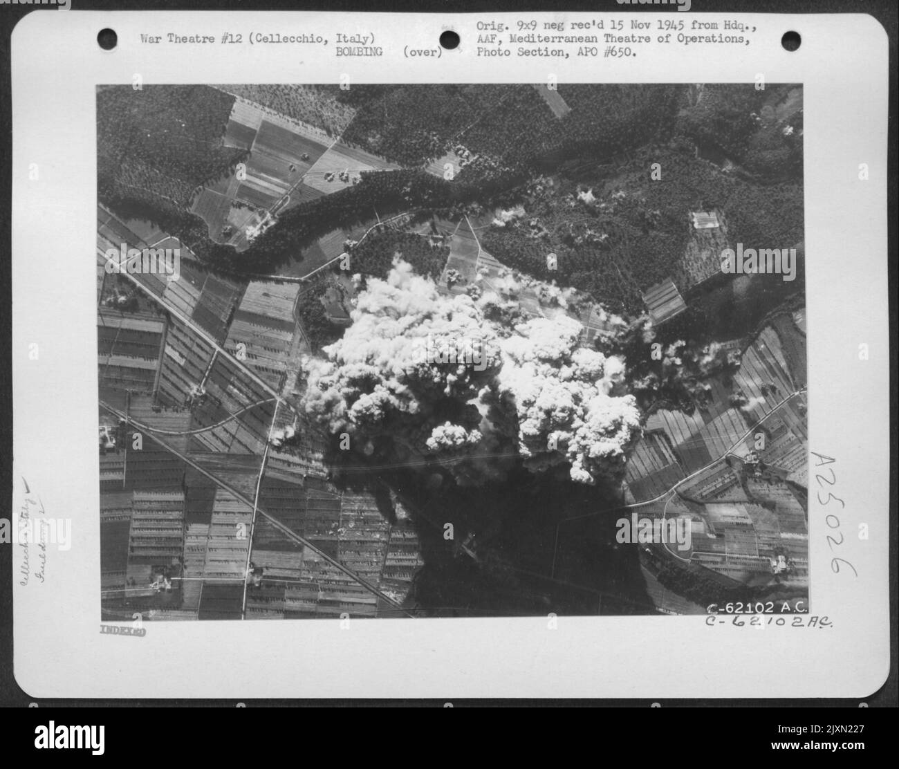 De lourds nuages de fumée s'élèvent vers le haut Bomb Hits sur le combustible et stockage des souches près de Cellecchio, Italie, après une attaque par Martin B-26 Marauders de la AF 12th le 7 juillet 1944. Banque D'Images