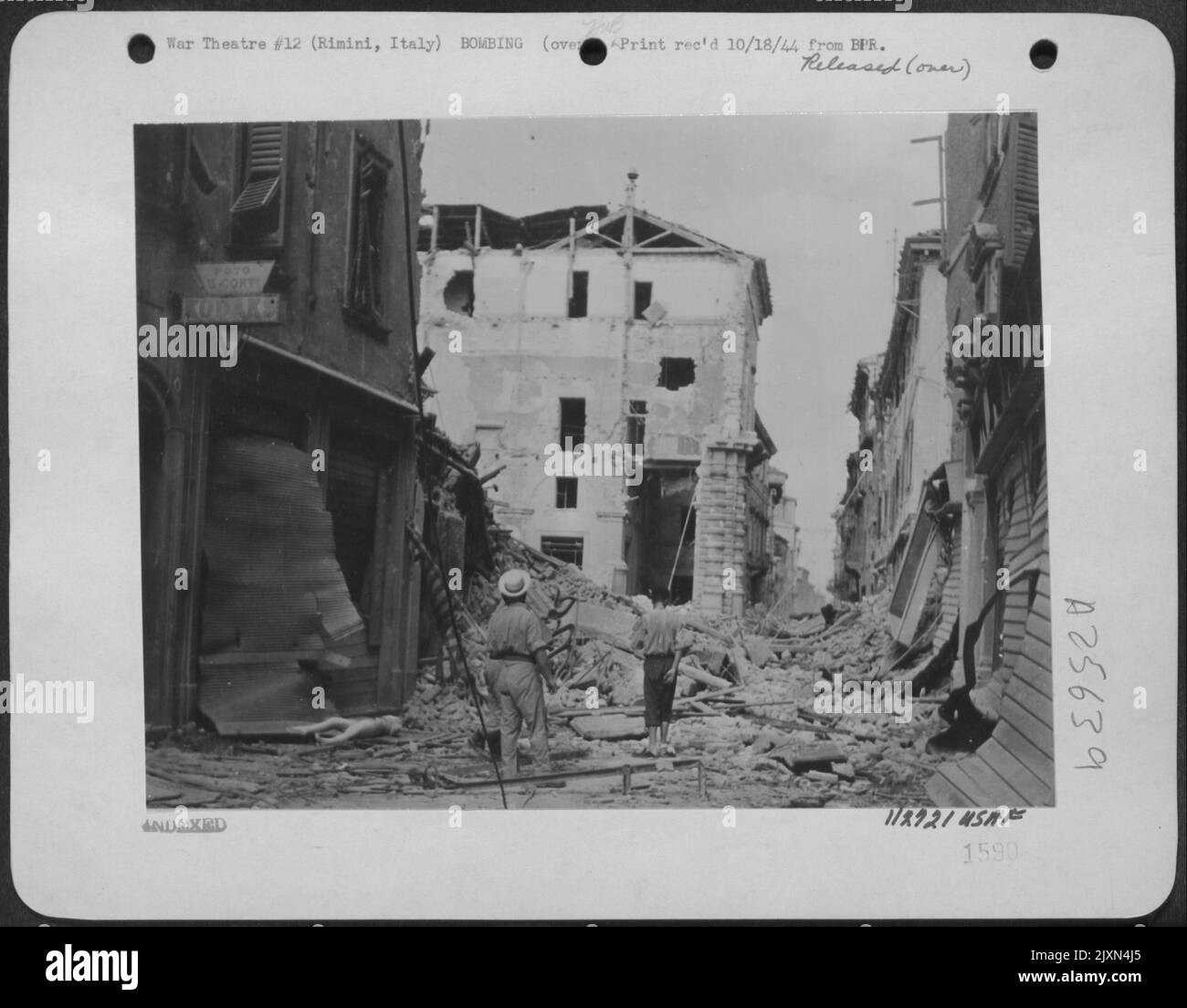 Aucune ville d'Italie n'a obtenu une plus grande variété de coups de poing que Rimini, par l'air, l'artillerie, et les armes navales. En prenant Rimini, l'armée de 8th a fait une 'course de fin' autour du flanc droit de la ligne gothique, et s'est brisé dans la vallée du po. Banque D'Images