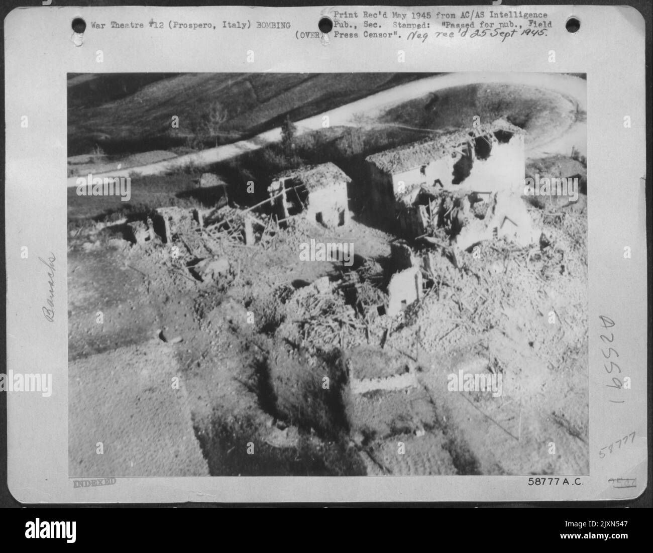 Ce groupe de cabanes en chute libre a été occupé par des troupes allemandes s'opposant à l'armée américaine 5th à Prospero, au sud-ouest de Bologne, en Italie. Le point fort a été effacé par la République P-47 Thunderbolts d'un groupe de chasseurs dans la campagne aérienne qui a fonctionné Banque D'Images