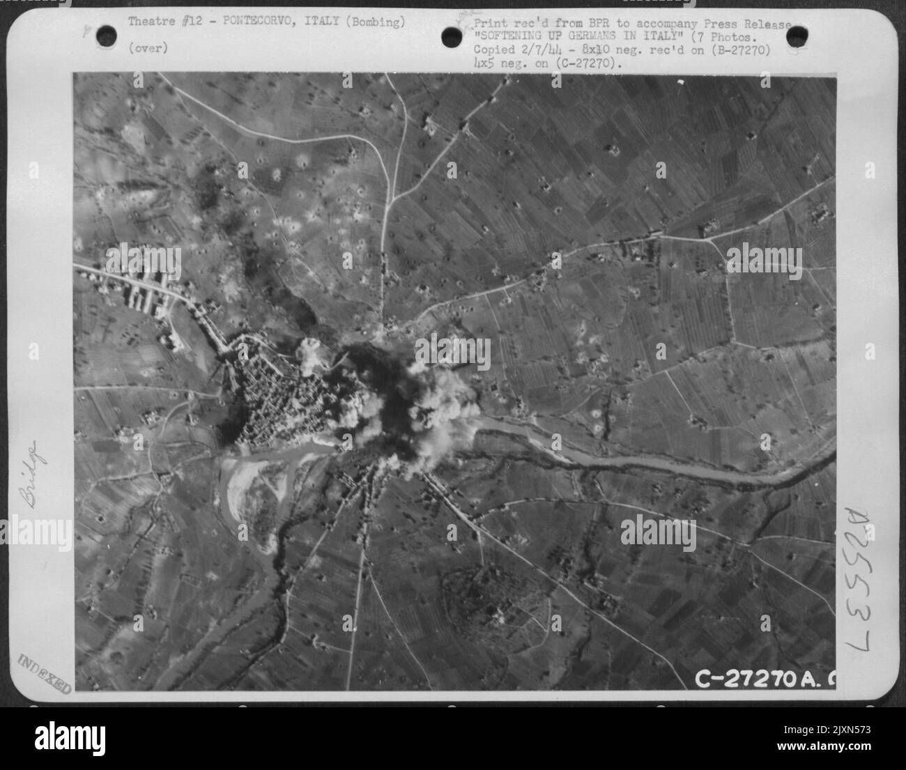Volant à travers un intense feu anti-avion, B-26 Marauders de l'armée américaine 12th Air Force souffle le pont de l'autoroute à Pontecorvo, à 15 miles à l'intérieur des terres de Gaeta, côte ouest du port italien, immédiatement derrière la ligne de bataille actuelle en Italie. Cette photo Banque D'Images