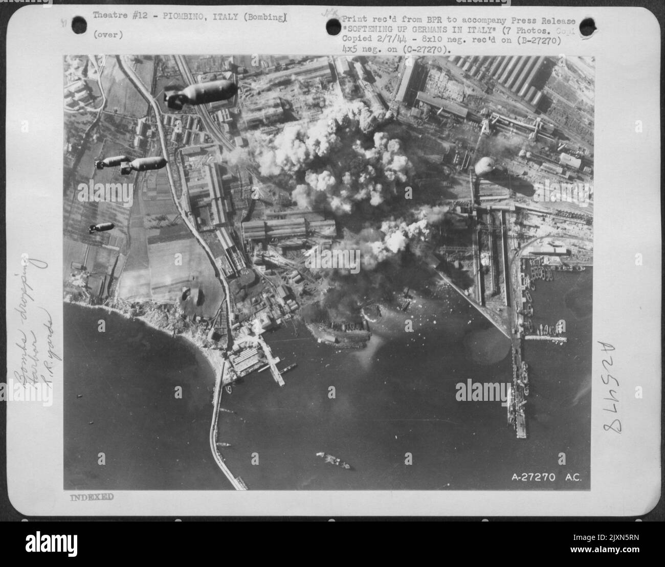 Piombino, port italien de la mer Ligurienne, 105 miles N.W. de Rome, est seulement l'une des villes côtières italiennes de sentir le poids des bombes des avions de l'armée de l'air américaine. Le chemin de fer côtier, utilisé par les Nazis pour transporter les approvisionnements de la région Banque D'Images