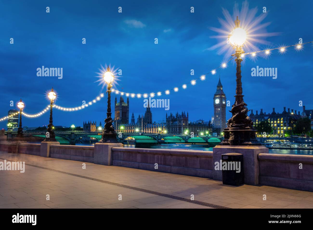 Lampadaires illuminés la nuit sur la promenade de la reine, vue sur le palais de Westminster et Big Ben à Londres, Royaume-Uni Banque D'Images