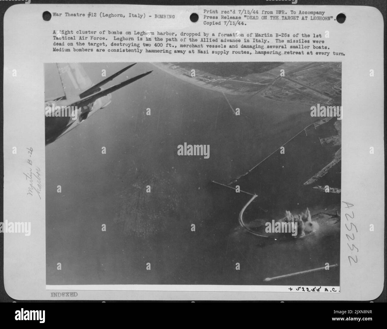 Un petit groupe de bombes sur le port de Leghorn, larguées par une formation de Martin B-26s de la Force aérienne tactique de 1st. Leghorn est sur le chemin de l'avance des alliés en Italie. Les missiles étaient morts sur la cible, détruisant deux navires marchands de 400 pieds Banque D'Images