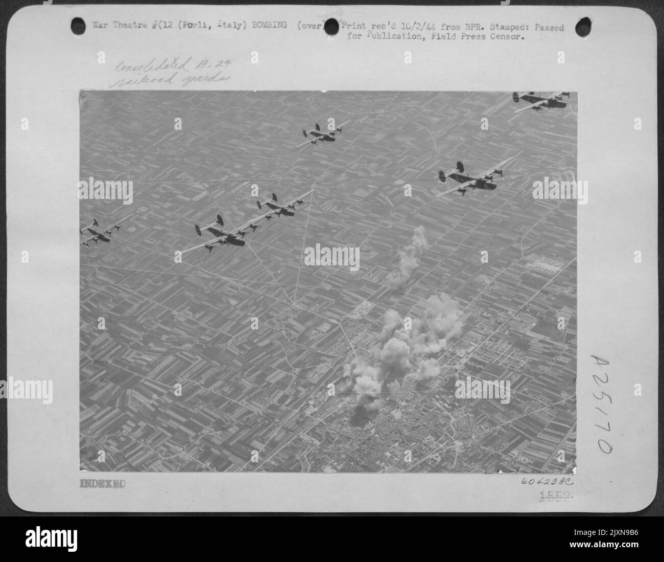 Les libérateurs B-24 consolidés de l'AAF de 15th qui attaquent les gares ferroviaires de Forli, dans le nord de l'Italie, survolent la zone cible après avoir relâché des bombes qui ont causé un certain nombre d'explosions importantes, sur 19 mai 1944. Banque D'Images