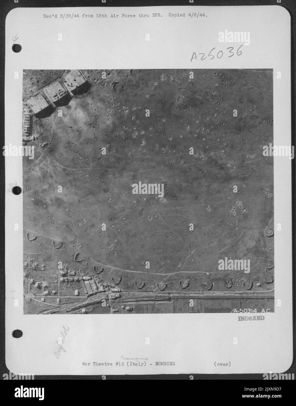 La reconnaissance photo montre le terrain à Ciampino North bien "post-holed" par des bombes de la Force aérienne stratégique trois jours avant les atterrissages alliés au sud de Rome. Banque D'Images