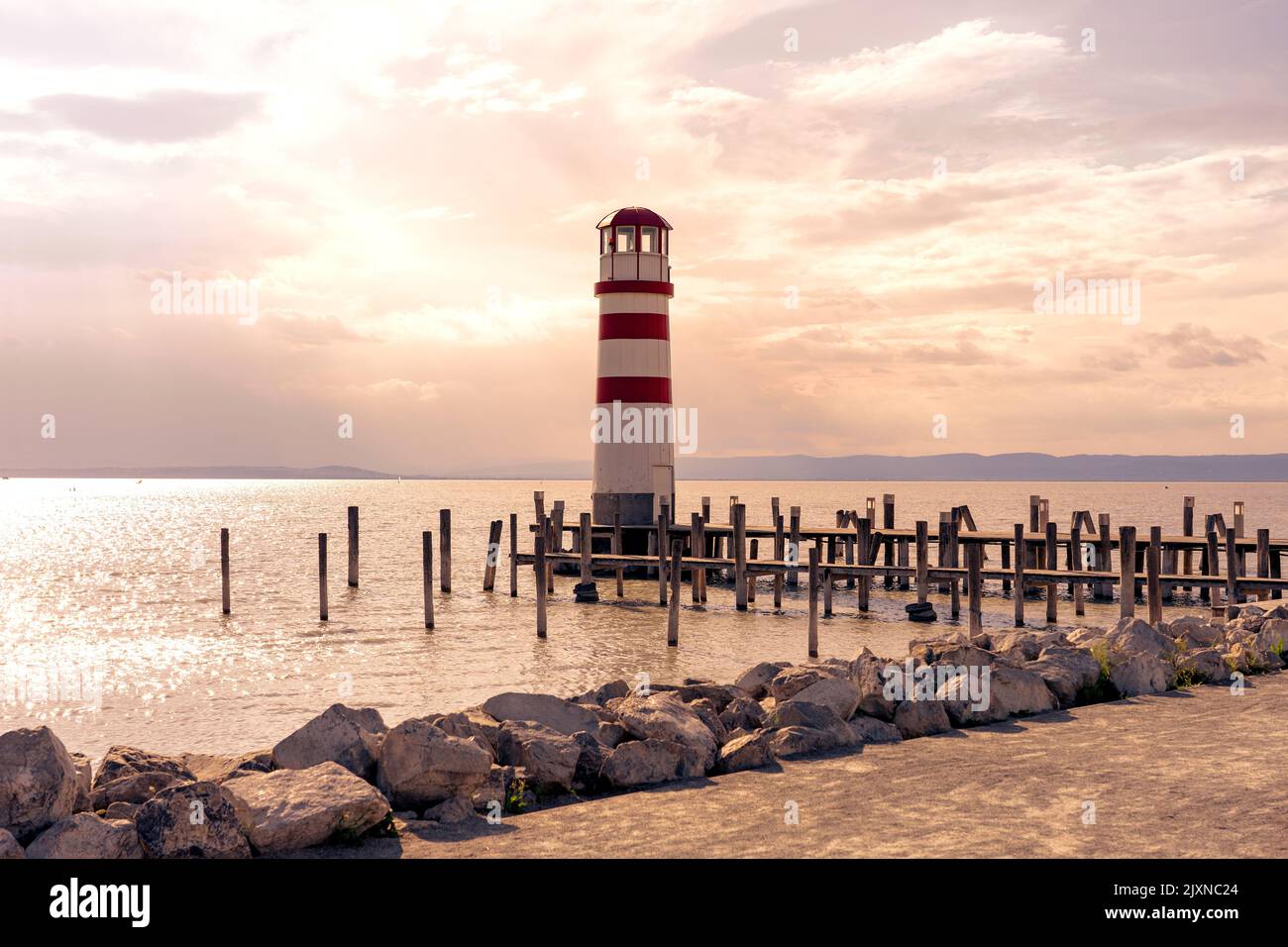 Maison lumineuse sur la jetée de Podersdorf Autriche à côté de Neusiedlersee au coucher du soleil Banque D'Images