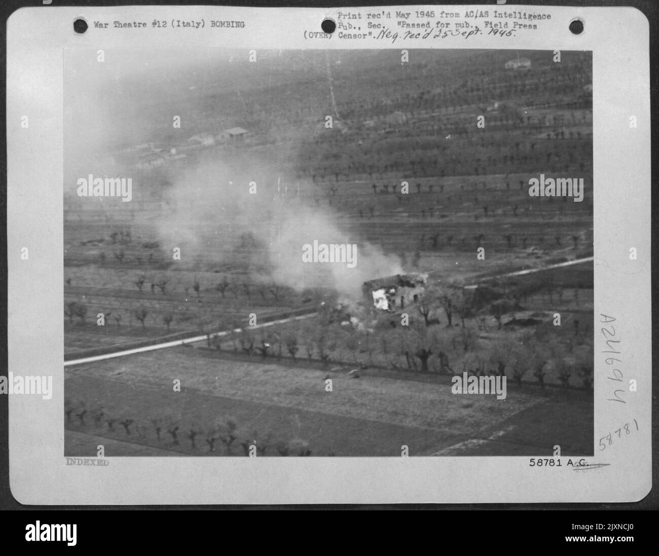 Coups directs de roquettes de combattants de l'épave de Mataf et de brûler cette maison qui aurait été occupée par les troupes allemandes s'opposant à l'armée britannique 8th au nord-ouest d'Imola, Italie. Les avions Mataf ont coopéré étroitement avec les forces alliées au sol en Wi Banque D'Images