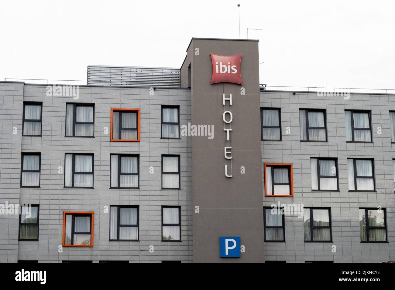 KAUNAS - JUL 09 : façade de l'HÔTEL IBIS Rouge à Kaunas, 09 juillet. 2022 en Lituanie. Ibis est une marque française d'hôtels économiques. Banque D'Images