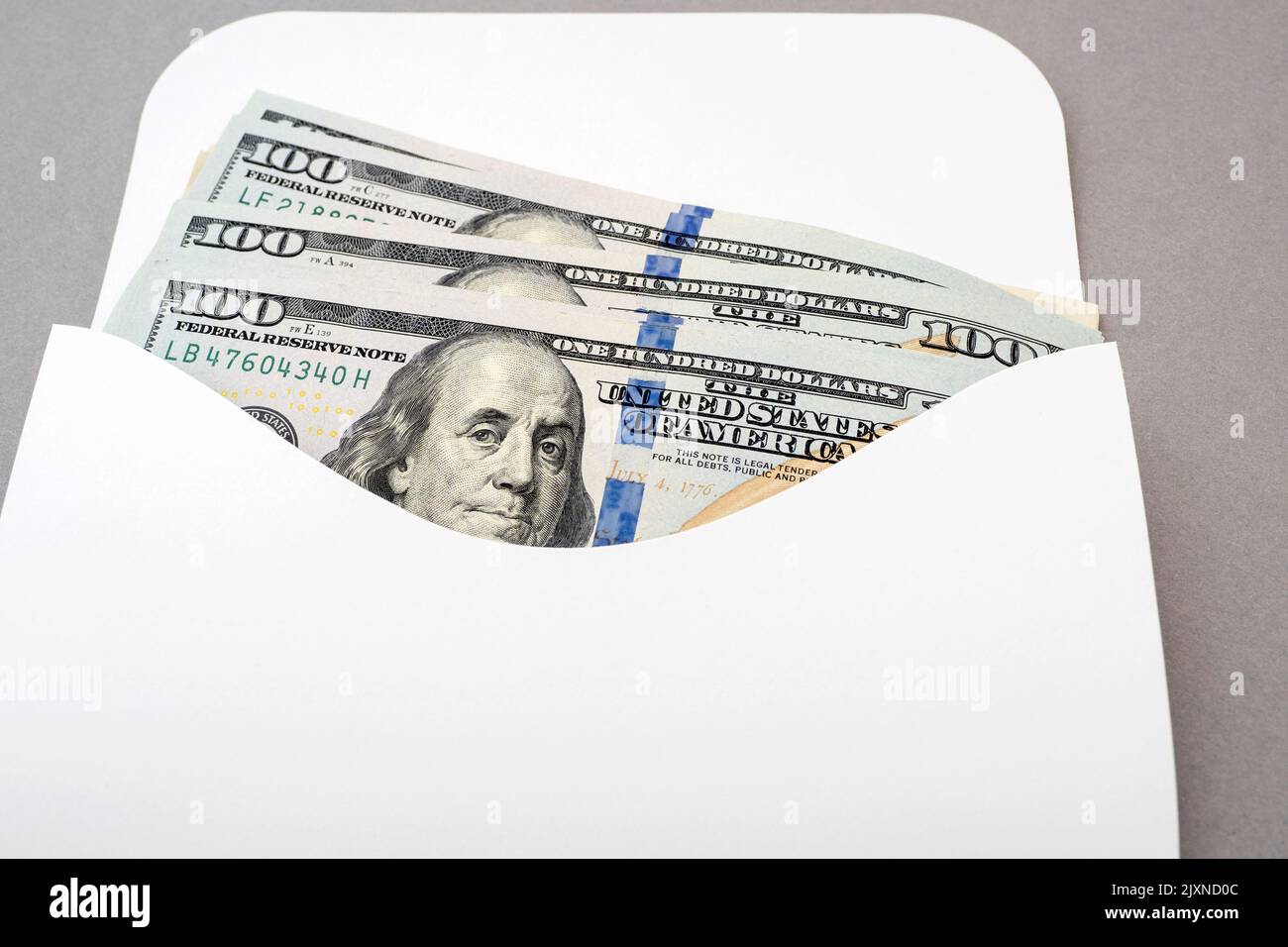 Enveloppe blanche avec les dollars américains Banque D'Images