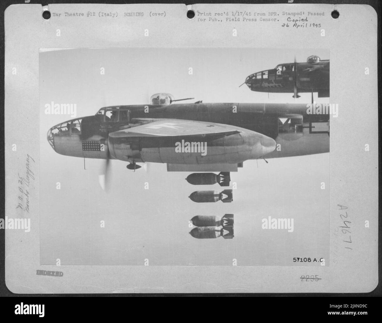 Une série de bombes d'Une force aérienne nord-américaine de 12th B-25 Mitchell Heads pour le pont de chemin de fer Roverto sur le col Brenner, le 30 décembre 1944. La Force aérienne de 12th fait des martèles sur toutes les lignes d'approvisionnement ennemies vitales du nord de l'Italie dans le cadre de coopérations avec Allie Banque D'Images