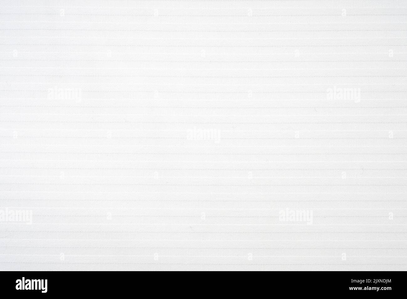 Drap de lit blanc lisse avec des lignes horizontales comme texture ou fond Banque D'Images