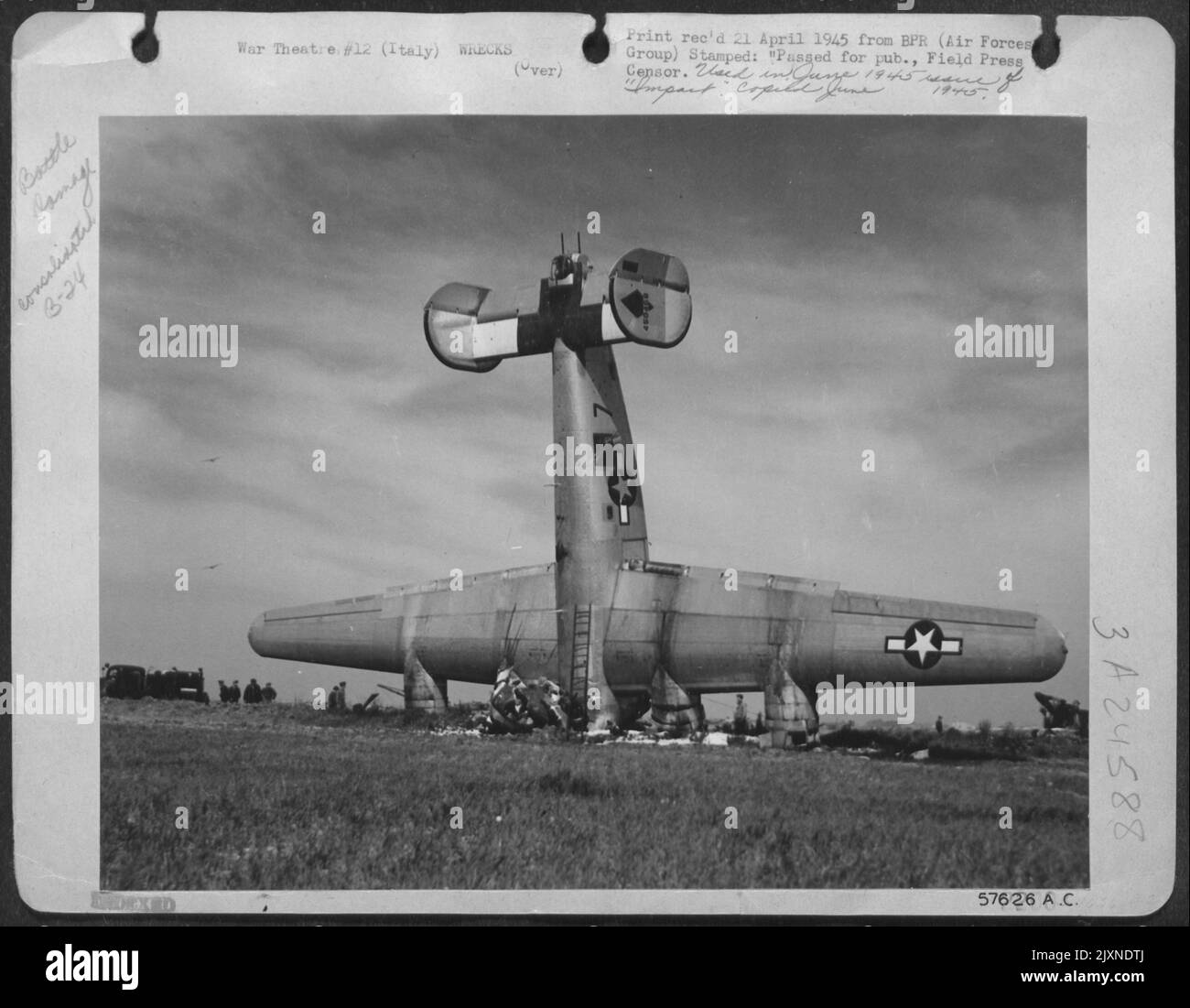 Six hommes ont rencontré la mort instantanée lors de l'accident qui a laissé cet bombardier B-24 Liberator consolidé 15th AAF équilibré carrément sur son nez écrasé. Une application accidentelle de freins pendant le décollage d'Une mission aurait causé l'accident de Freak. A Banque D'Images