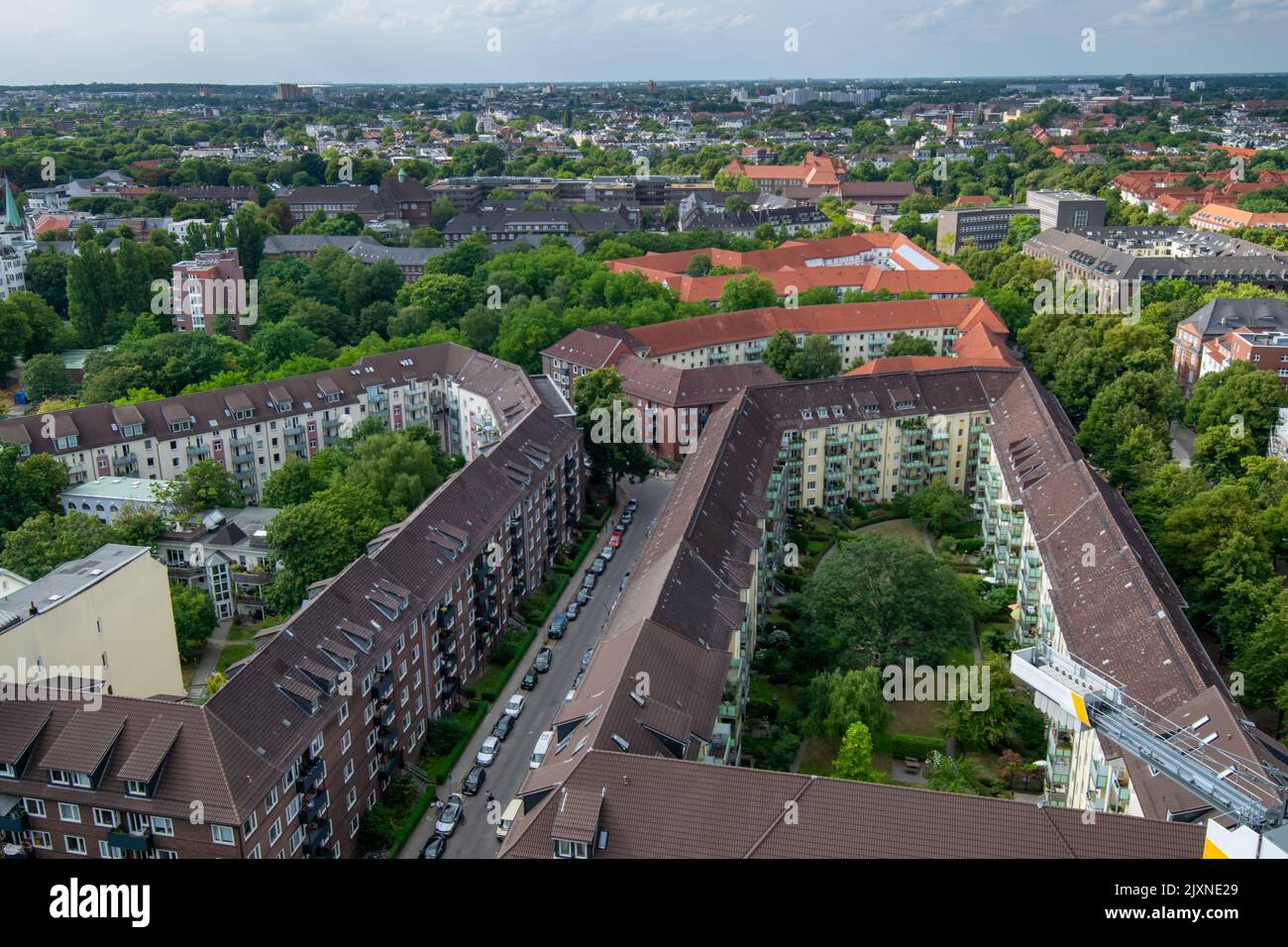 Vue de dessus des bâtiments avec cours à Hambourg, Allemagne. Architecture européenne typique. Banque D'Images