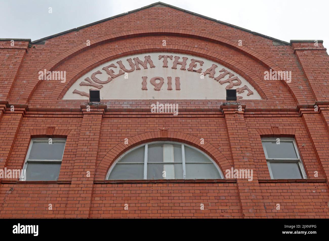 Théâtre Crewe Lyceum, ouvert en 1911, avec marché extérieur le samedi matin, Heath St, Crewe, Cheshire, Angleterre, ROYAUME-UNI, CW1 2DA Banque D'Images