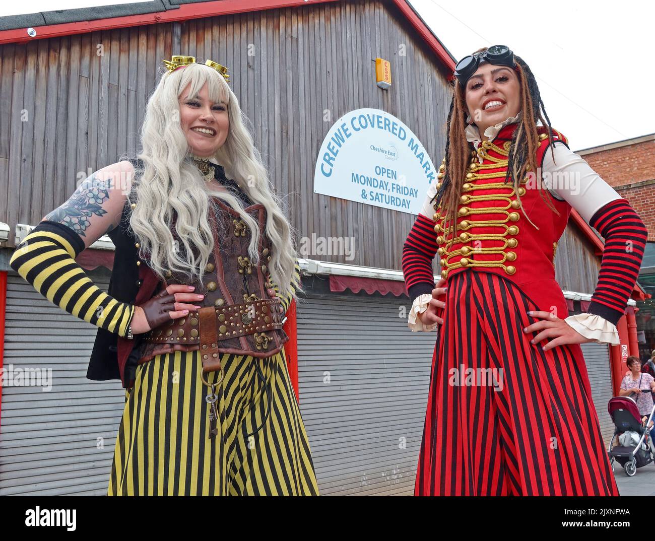 Stilt Walkers au marché de Crewe Banque D'Images