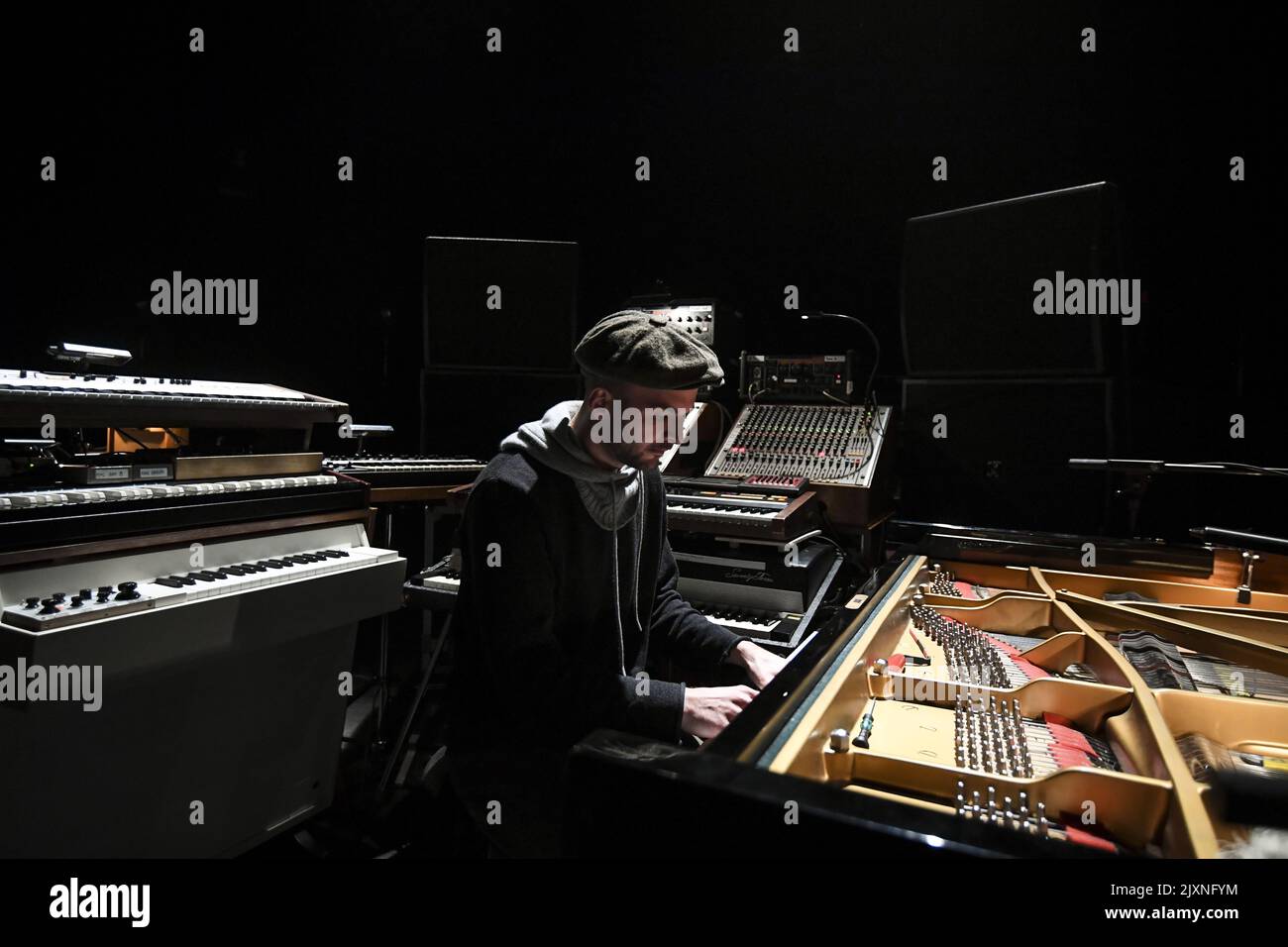 Le pianiste et compositeur allemand Nils Frahm à ses instruments pose pour  des photographies avant son concert à Canberra, mercredi, 10 octobre 2018.  Nils Frahm, connu pour combiner la musique classique et