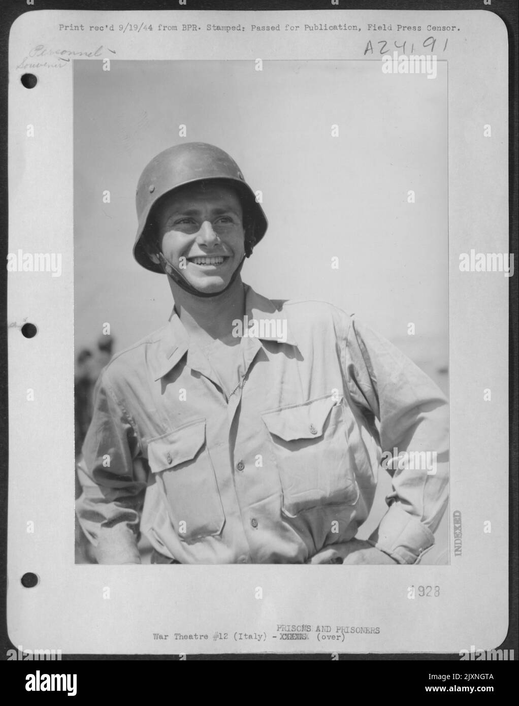 Souriant, le lieutenant Malcome Marquith de New York, pose avec Un casque allemand qu'il a ramené avec lui lorsqu'il a été évacué de Roumanie par Un Boeing B-17 'Forteresse volante' de l'armée de l'air de 15th, basé en Italie. Le lieutenant Marquith a été arrêté pendant le vol Banque D'Images