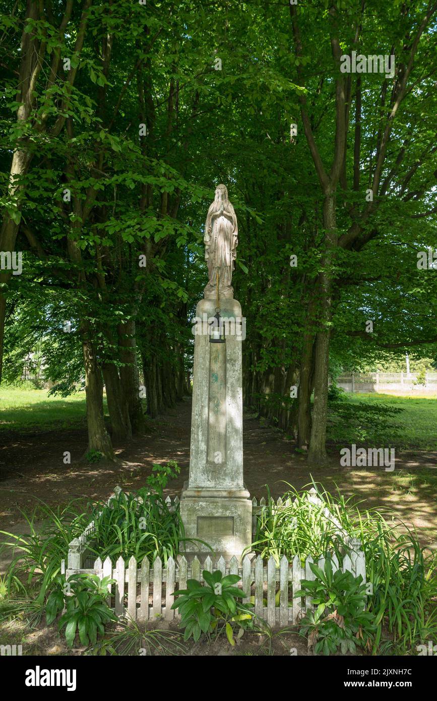 Statue de Sainte-Marie à Zaborówek, Gmina Belsk Duży, dans le comté de Grójec, dans la province de Masovian Voivodeship, dans le centre-est de la Pologne Banque D'Images