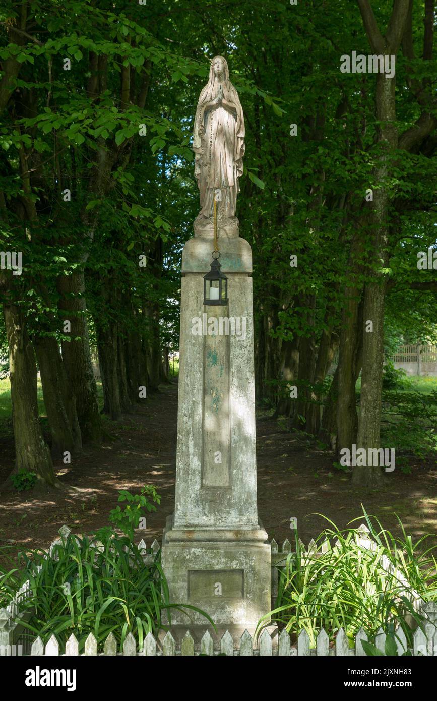 Statue de Sainte-Marie à Zaborówek, Gmina Belsk Duży, dans le comté de Grójec, dans la province de Masovian Voivodeship, dans le centre-est de la Pologne Banque D'Images