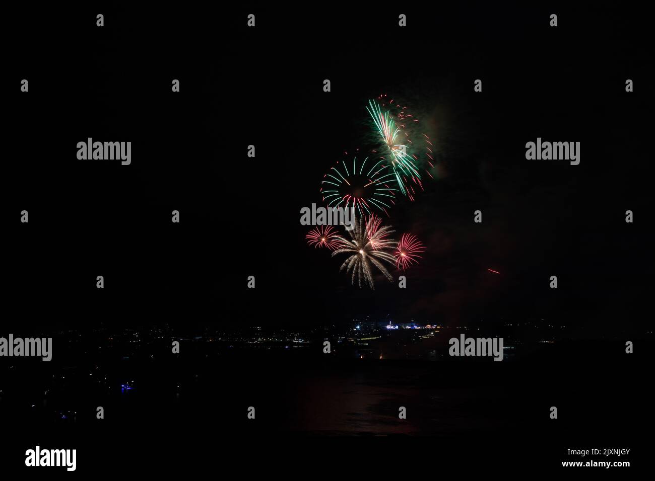 La vue fascinante des feux d'artifice colorés lors des championnats britanniques de feu d'artifice à Plymouth, Devon Banque D'Images