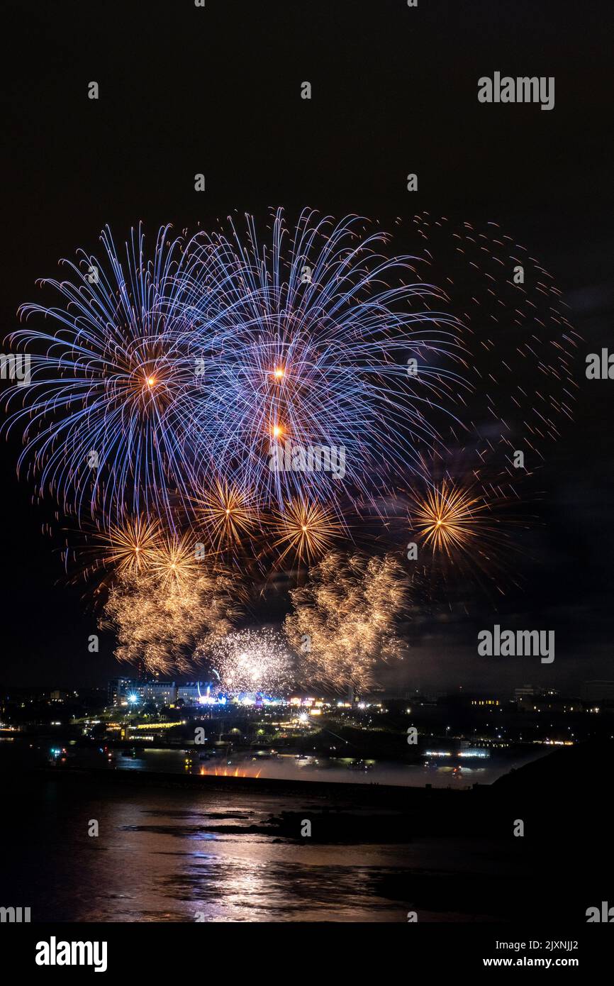 La vue fascinante des feux d'artifice colorés lors des championnats britanniques de feu d'artifice à Plymouth, Devon Banque D'Images