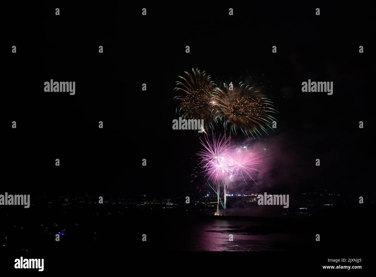 La vue fascinante des feux d'artifice colorés lors des championnats britanniques de feu d'artifice à Plymouth, Devon Banque D'Images