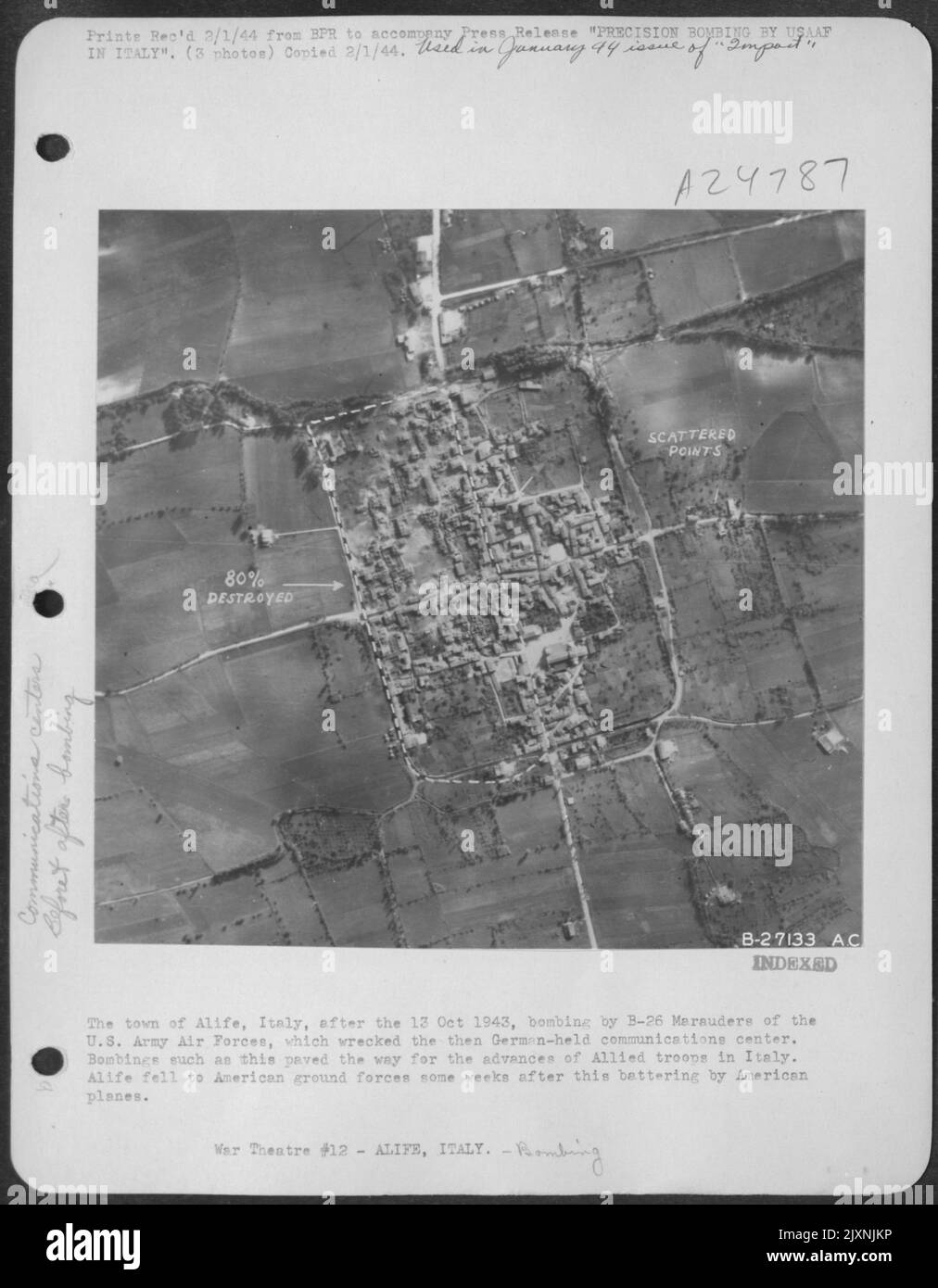 La ville d'vie, en Italie, avant que les bombardiers de l'armée de l'air américaine n'atteignent le centre de communications tenu par les nazis. Des bombardements comme celui-ci ont ouvert la voie aux progrès des troupes alliées en Italie. Alife est tombée aux forces terrestres américaines quelques semaines après cela Banque D'Images