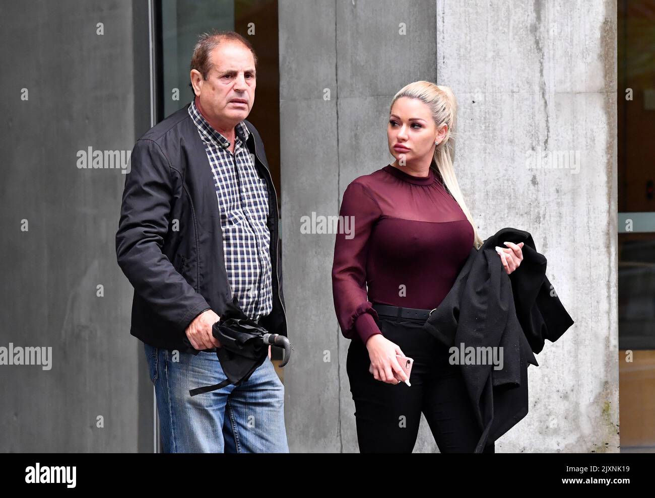 La famille et les amis de Bogdan CUIC et de Marko Cokara quittent la Cour suprême à Brisbane, lundi, 15 octobre 2018. Bogdan CUIC et Marko Cokara ont plaidé coupable à l'homicide involontaire coupable de JEI 'Jack' Lee à l'extérieur d'un centre commercial de Eight Mile Plains en avril 2012. (AAP image/Darren Angleterre) Banque D'Images