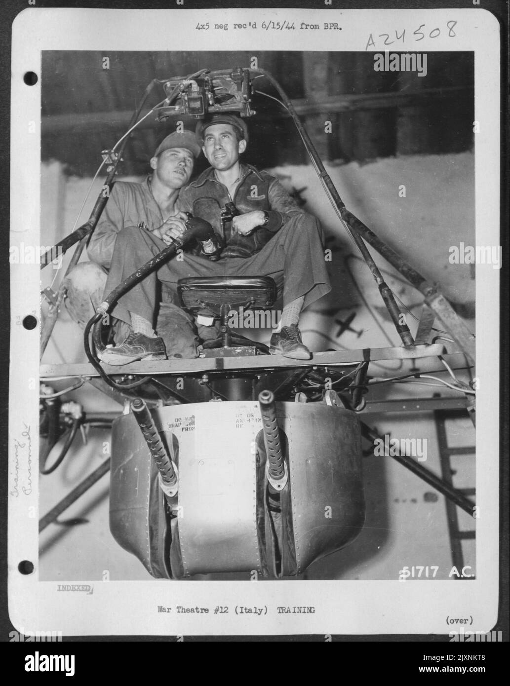 T/Sgt. IRA M. Linden instruit le 2nd Lt. Metra W. Williams, Bombardier, dans le fonctionnement du canon à tourelle de menton. La tourelle a été prise d'un avion épave pour être utilisée pour ce cours de recyclage à Gunnery. Les officiers et les hommes inscrits utilisent la plupart de Banque D'Images