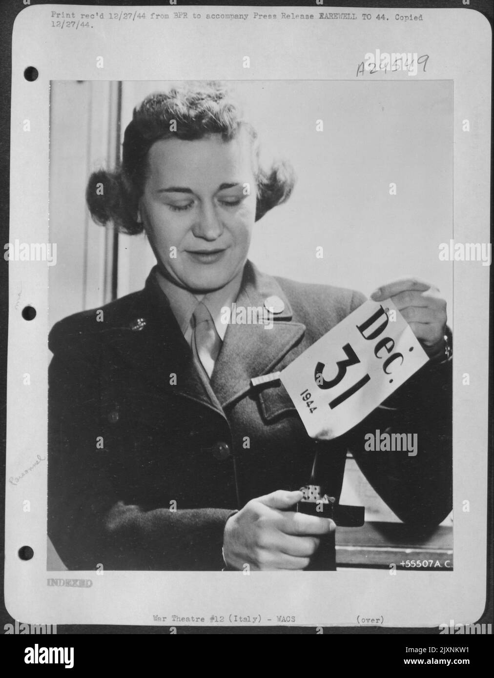Sgt WAC Molly Thavenet, 6 Moss Street, Westerly, R.I., maintenant en Italie comme secrétaire d'état-major de la Force aérienne de 15th, met la torche de son allume-cigare à la dernière page sur son calendrier de bureau, fermant ainsi une année mémorable. À part Banque D'Images