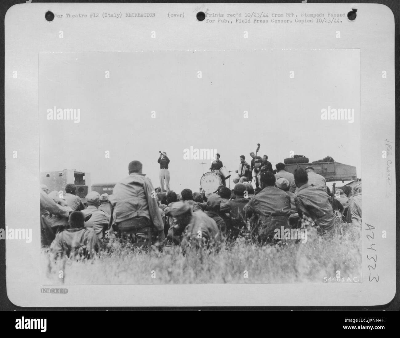 Après leur arrivée en Italie, ces vétérans de nombreuses campagnes ont vu leur première étape de spectacle à la nouvelle base aérienne avec pas plus qu'une remorque à plateau pour une scène. La famille Mariani, troupe de théâtre italienne sous les auspices de la Croix-Rouge américaine Banque D'Images